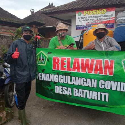 Penyemprotan Desinfektan di Desa Baturiti